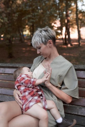 femme-allaitant-bébé
