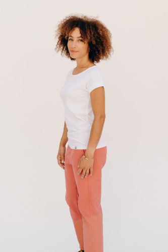 femme-t-shirt-blanc-pantalon-orange