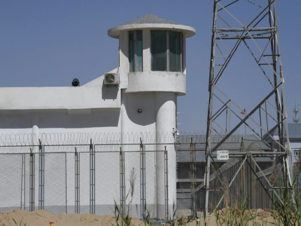 Une tour de guet dun complexe suppose heberger un centre de detention ou seraient emprisonnes des Ouighours pres de Hotan le 31 mai 2019 au Xinjiang en Chine