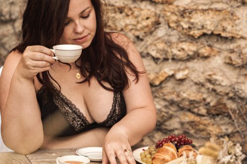 femme-assise-petit-dejeuner-lingerie-noire