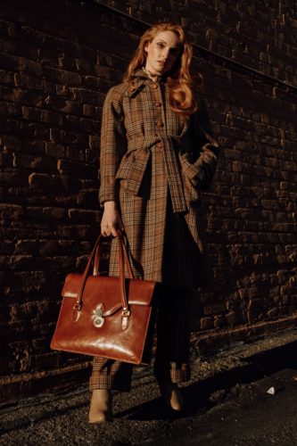femme-debout-tartant-burberry-british-fashion-council