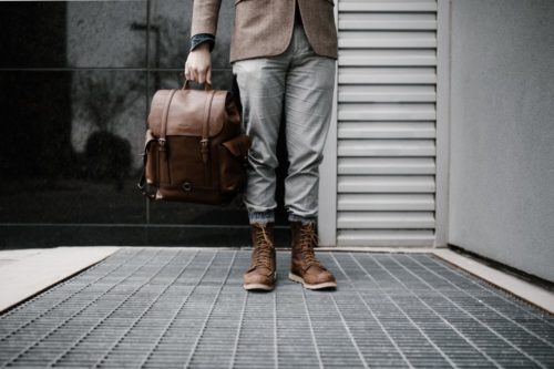 homme-debout-sac-cuir-boots