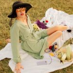 femme-assise-picnic-chapeau
