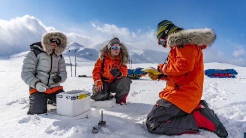 3-personnes-camping-expedition-glacier